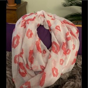 Kiss 💋 infinity scarf 🧣